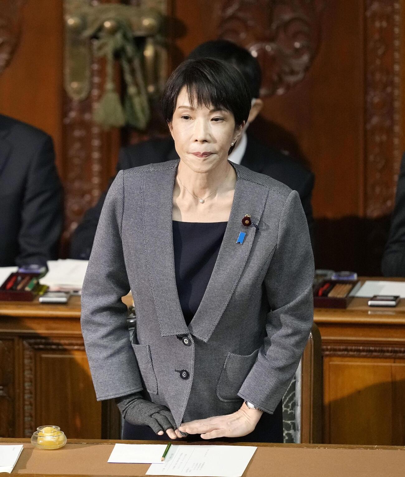 衆院本会議で暫定予算案が可決され、一礼する高市首相（共同）