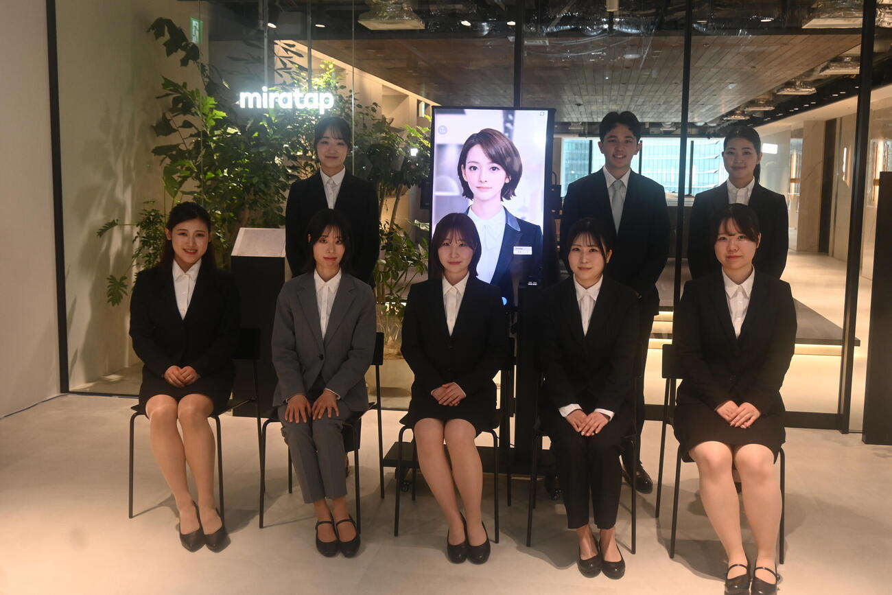 ミラタップの入社式に同期8人とともに“出席”したAI社員「美楽（みら）ニーナ」（後列左から“2人目”）（撮影・松浦隆司）