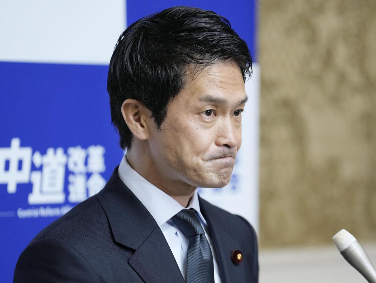 記者会見する中道改革連合の小川代表。女性天皇を巡る自身の発言を撤回し、謝罪した＝3日午前、国会（共同）