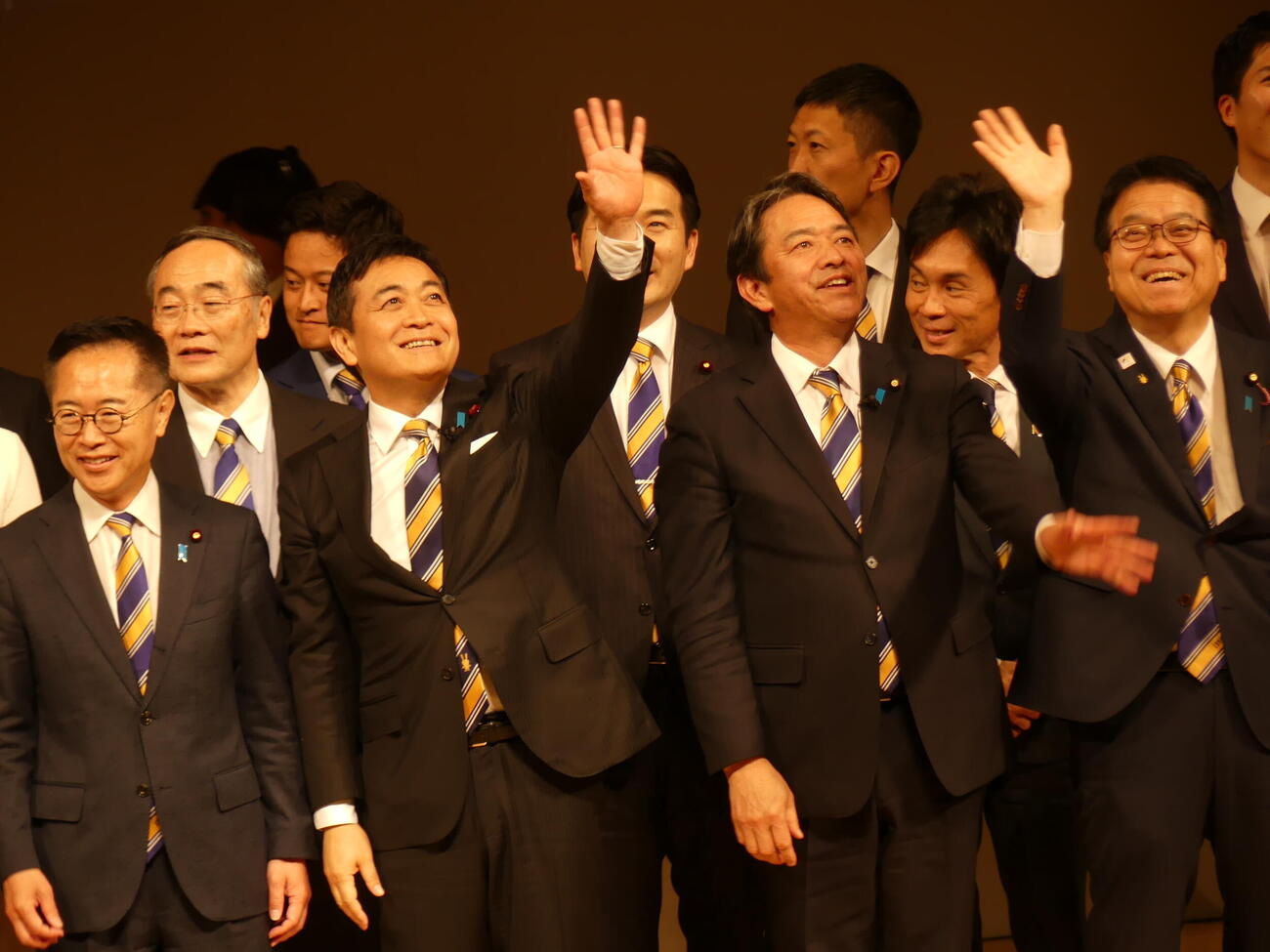 国民民主党党大会で出席者に手を振る玉木雄一郎代表（左から2人目）や榛葉賀津也幹事長ら幹部（撮影・中山知子）