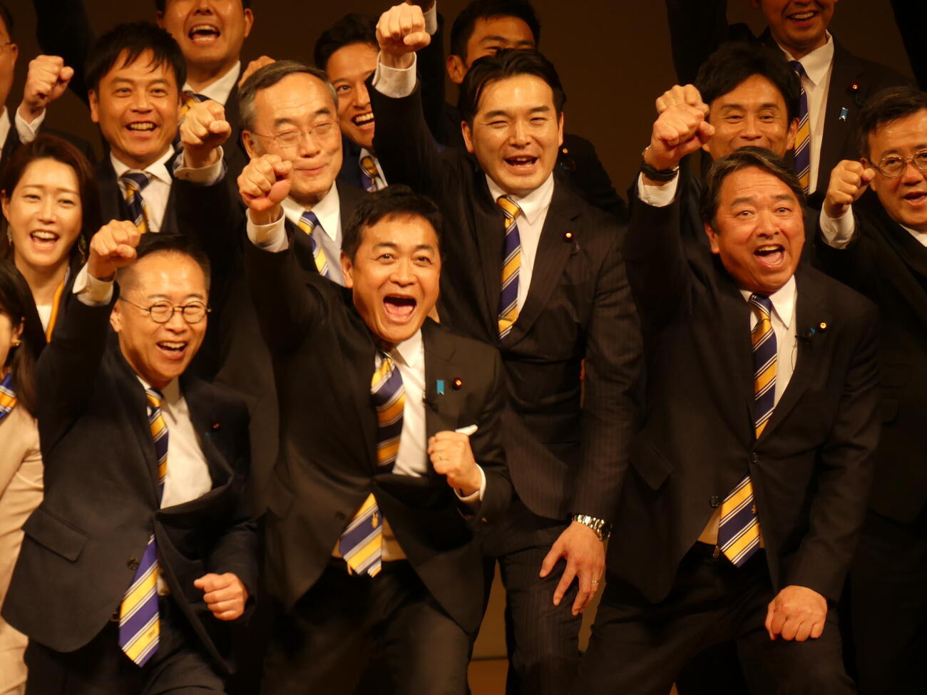 国民民主党党大会で出席者とともに勝ちどきをあげる玉木雄一郎代表（前列左から2人目）や榛葉賀津也幹事長（同右）ら幹部（撮影・中山知子）
