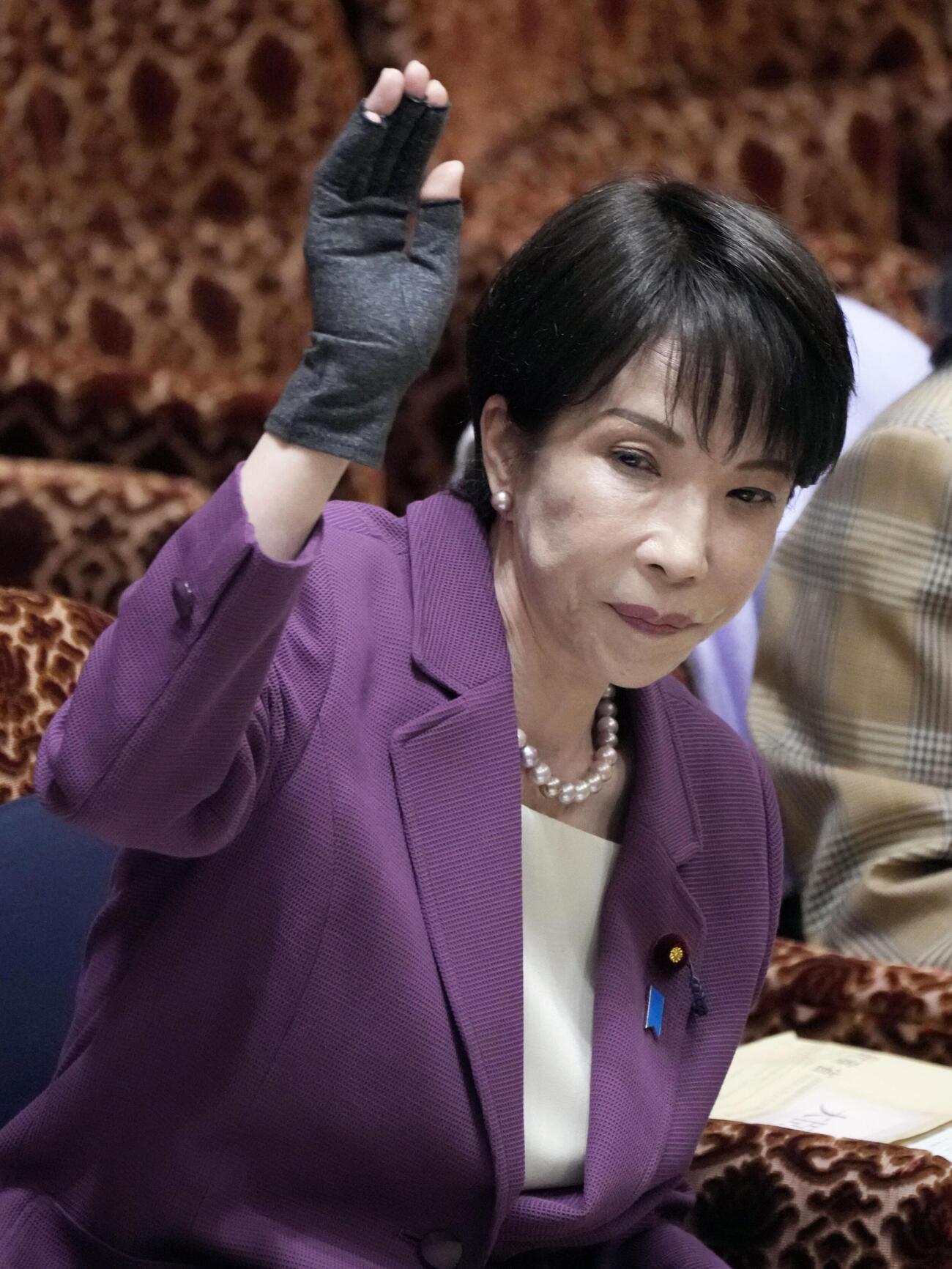 参院予算委の集中審議で答弁のため挙手する高市首相＝6日午前（共同）