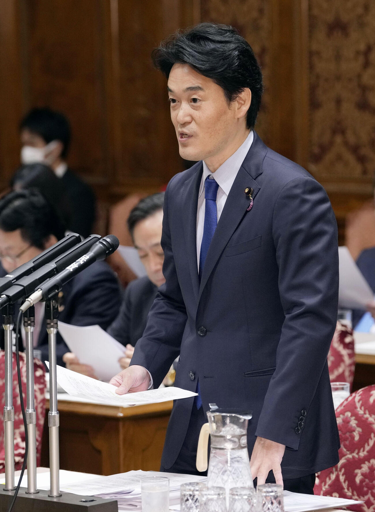 参院予算委で質問する立憲民主党の小西洋之氏＝6日午前（共同）