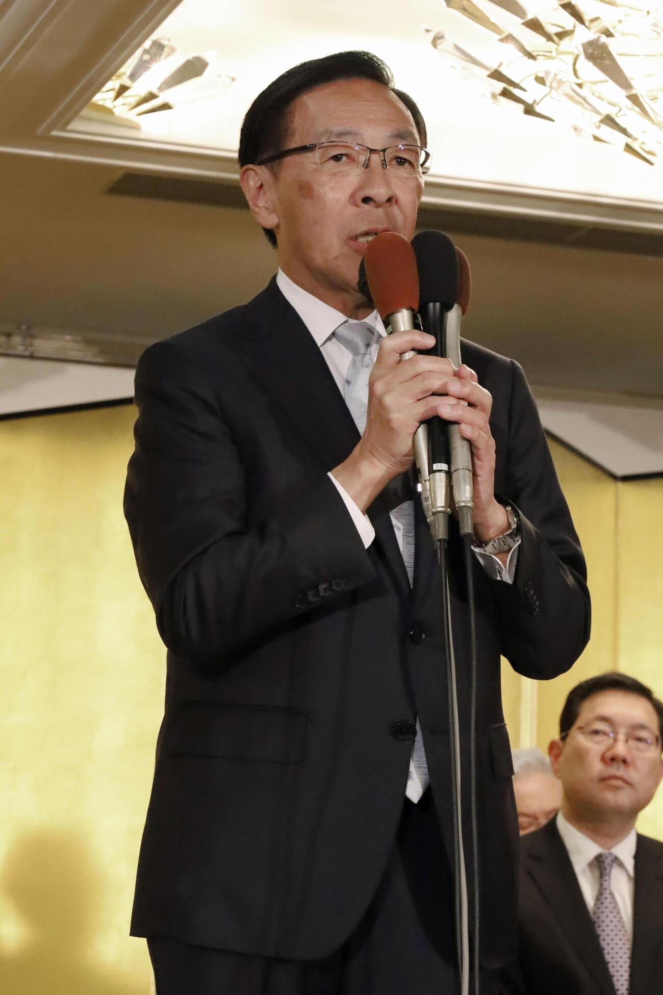 京都府知事選で3選を果たし、あいさつする西脇隆俊氏（共同）