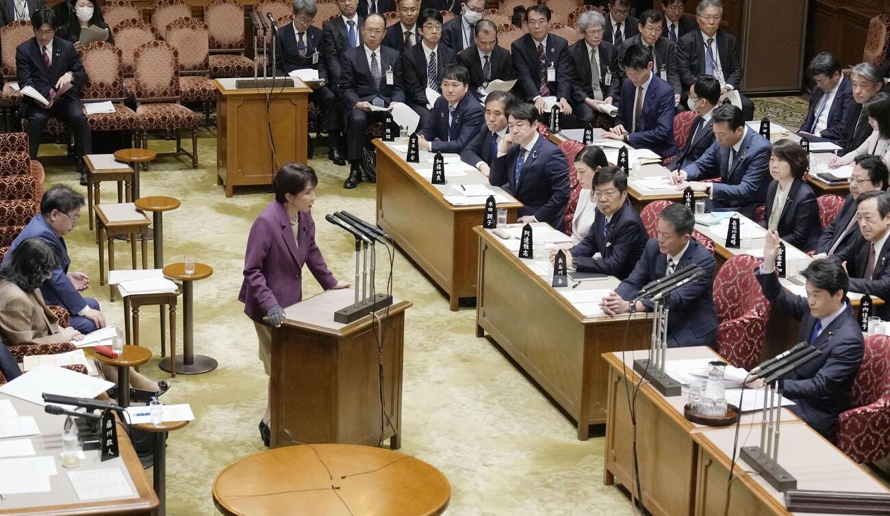 参院予算委の集中審議で、立憲民主党の小西洋之氏（右下）の質問に答弁する高市首相＝6日午前（共同）