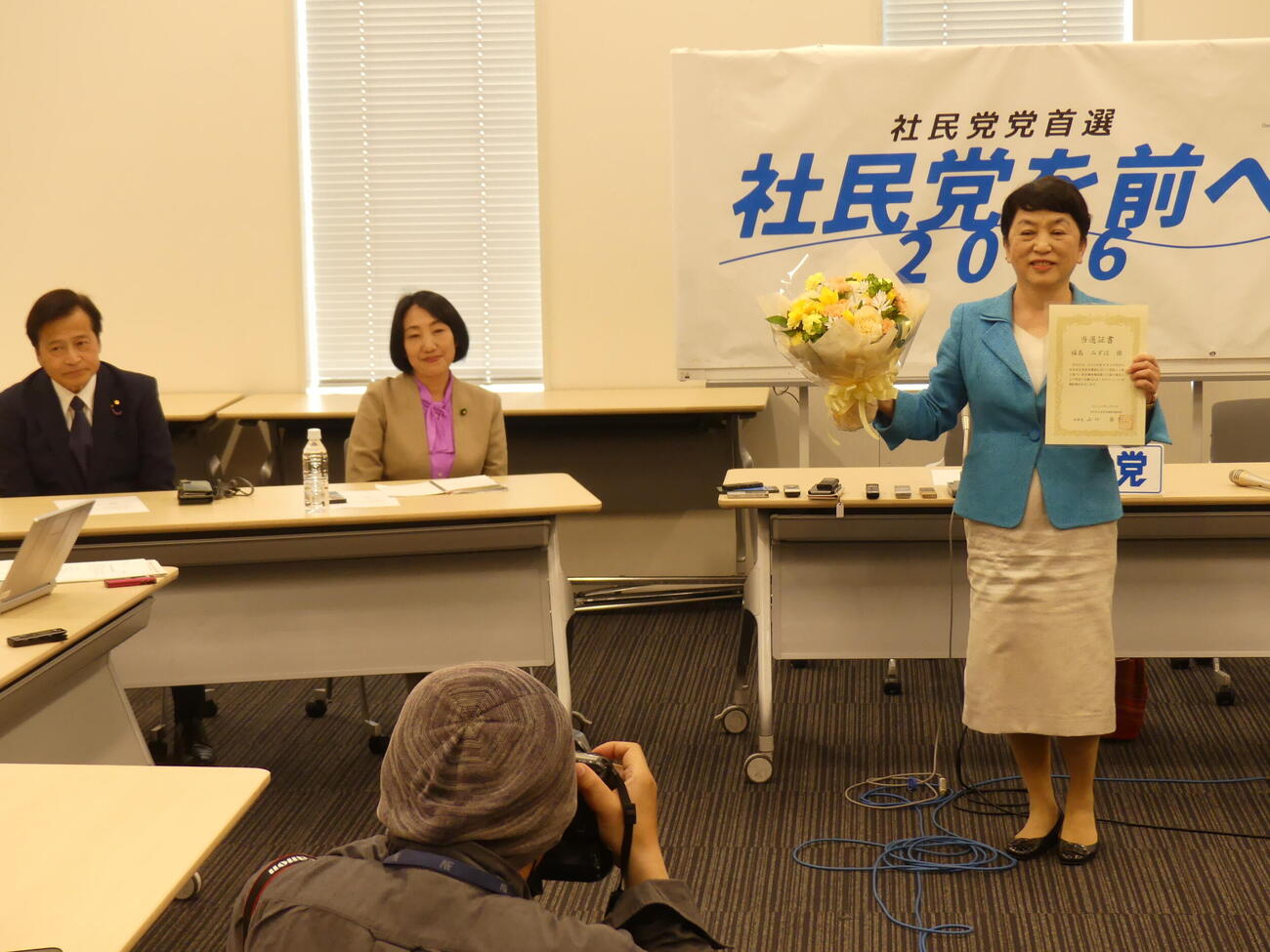 社民党党首続投が決まった福島瑞穂氏（右）の記者会見に同席する大椿裕子元参院議員（中央）とラサール石井参院議員（撮影・中山知子）