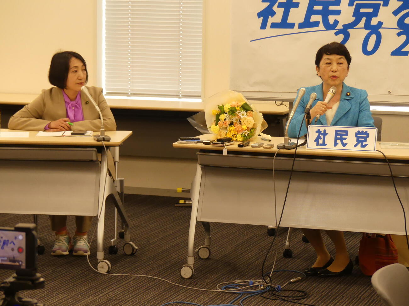 社民党党首続投が決まり会見する福島瑞穂氏（右）の記者会見に同席する大椿裕子元参院議員（撮影・中山知子）