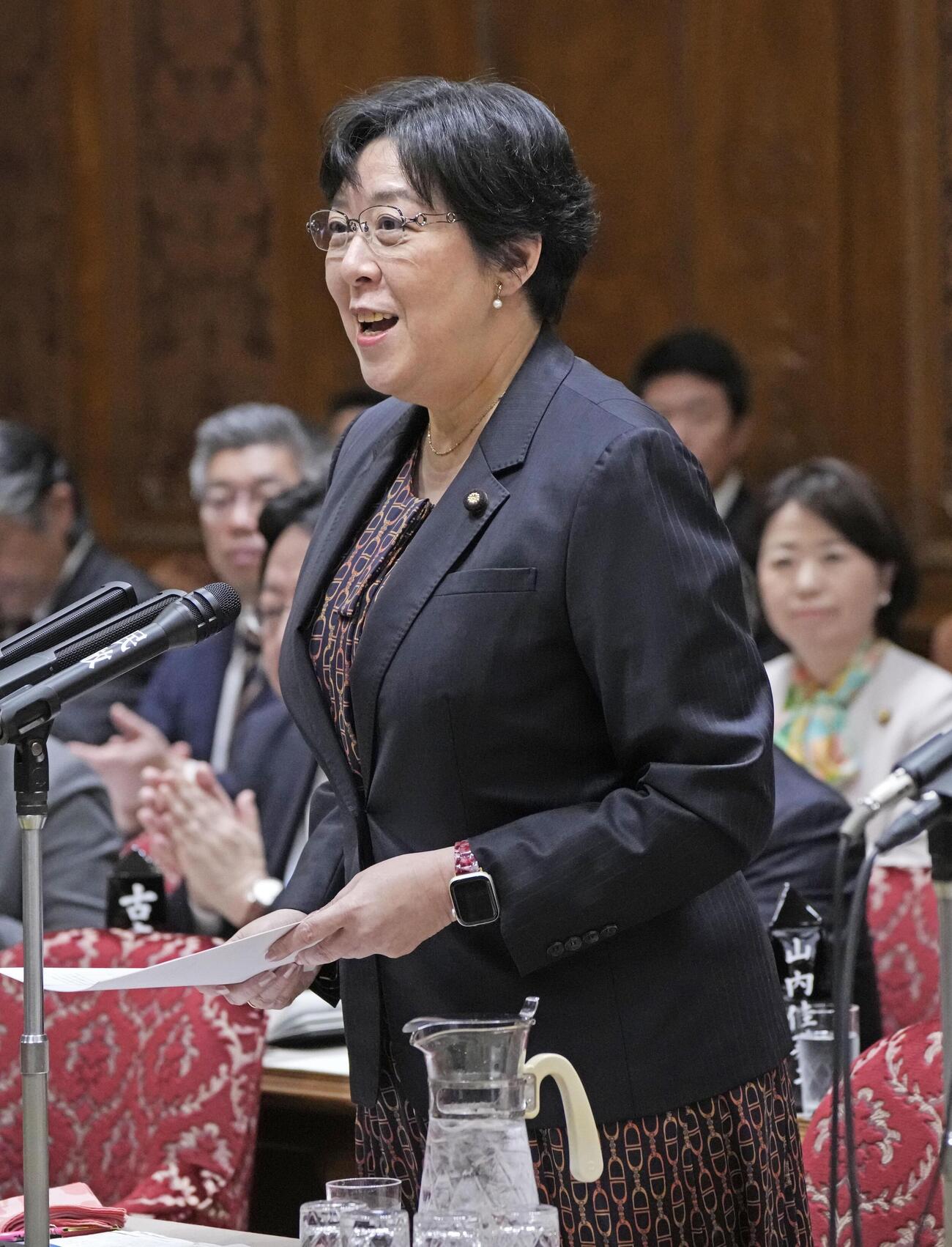 参院予算委の集中審議で質問する立憲民主党の田名部匡代氏（共同）