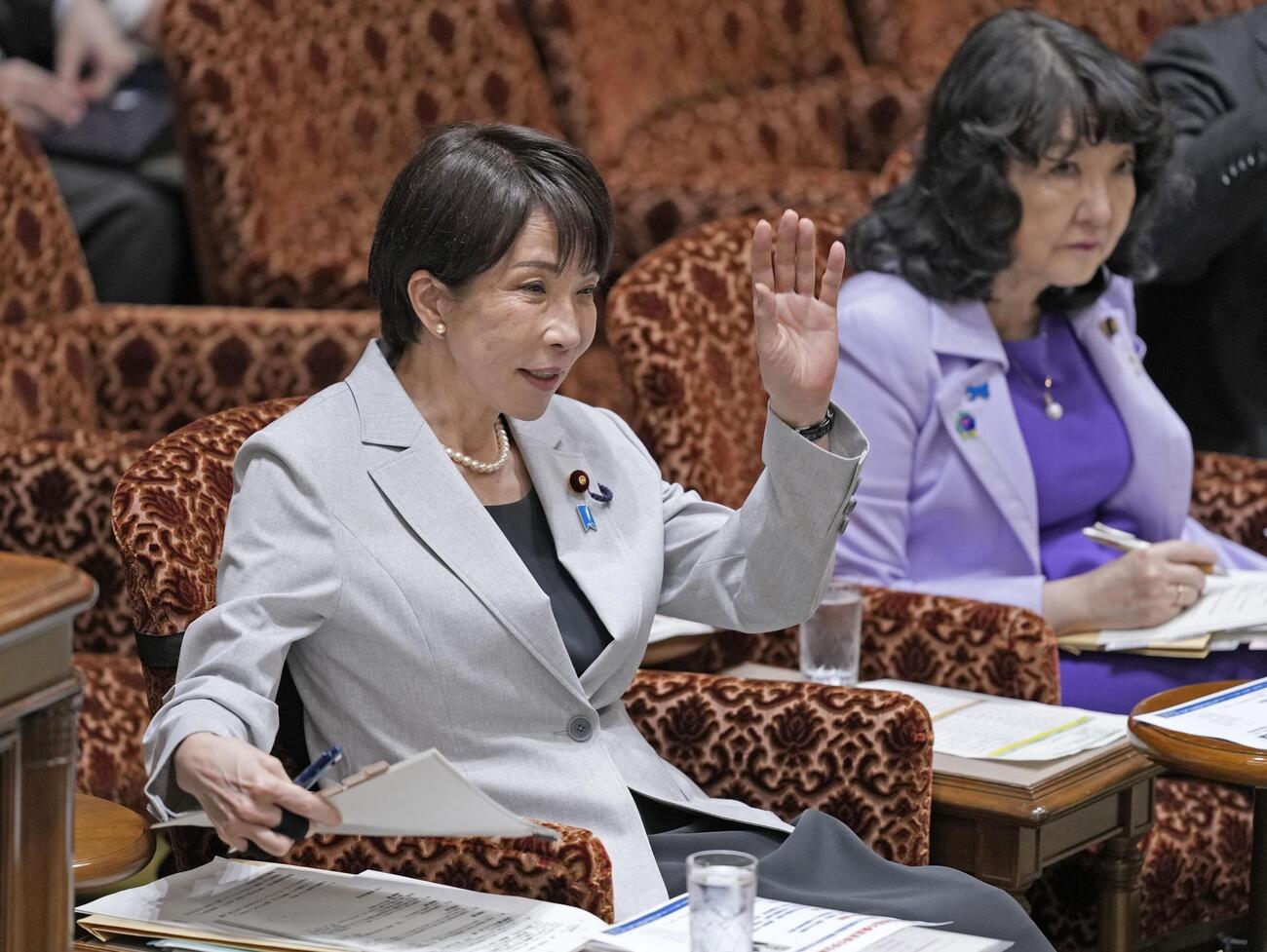 参院予算委の集中審議で、答弁のため挙手する高市首相（共同）