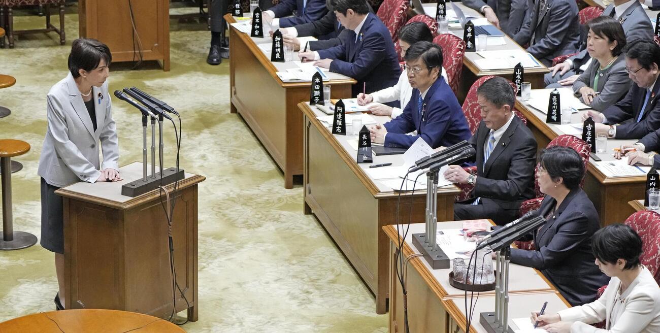 参院予算委の集中審議で、立憲民主党の田名部匡代氏（右手前から2人目）の質問に答弁する高市首相（共同）