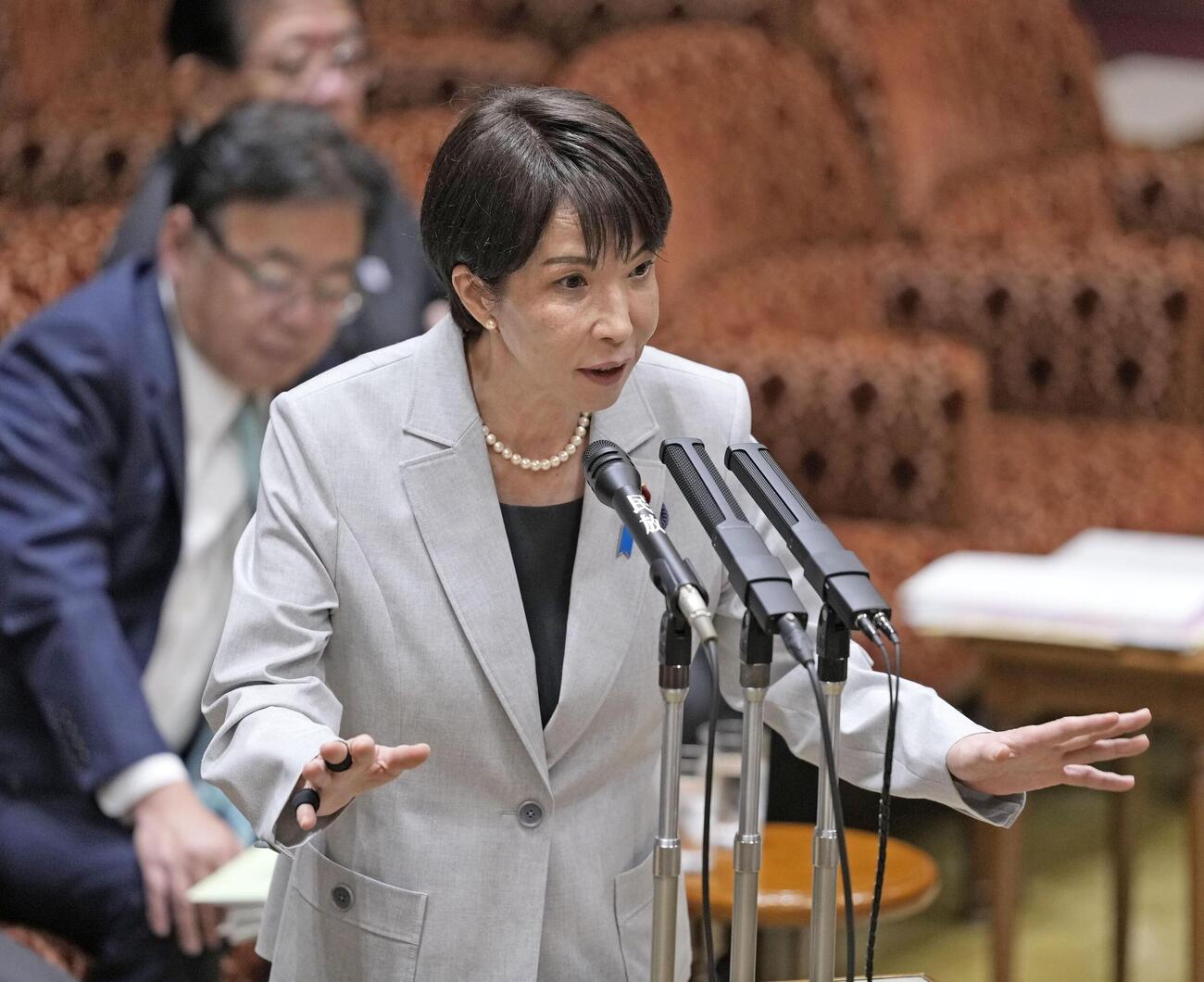 参院予算委の集中審議で答弁する高市首相（共同）