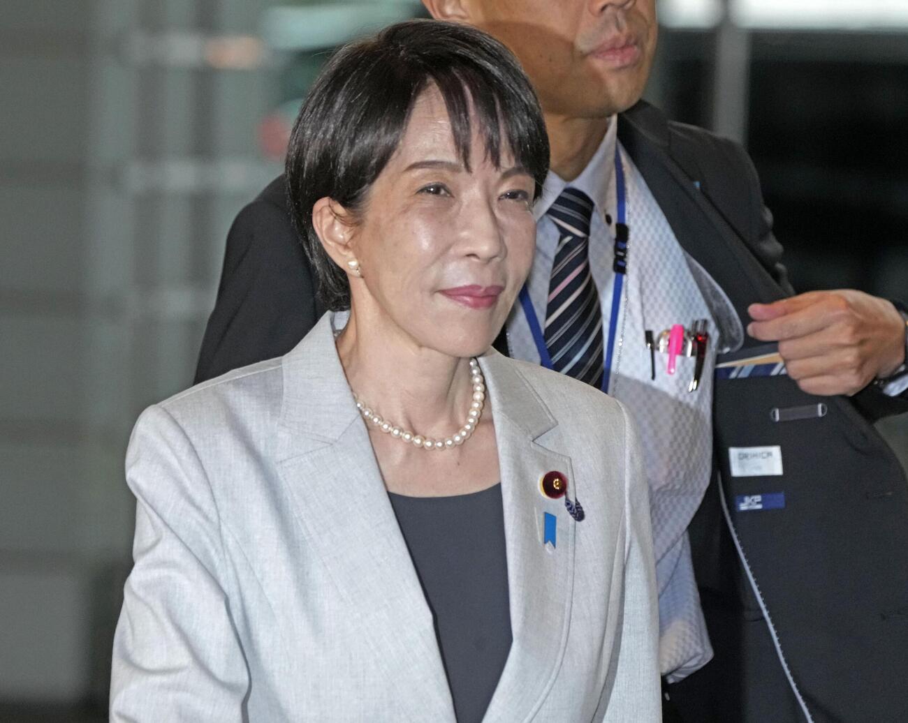 首相官邸に入る高市首相(共同)