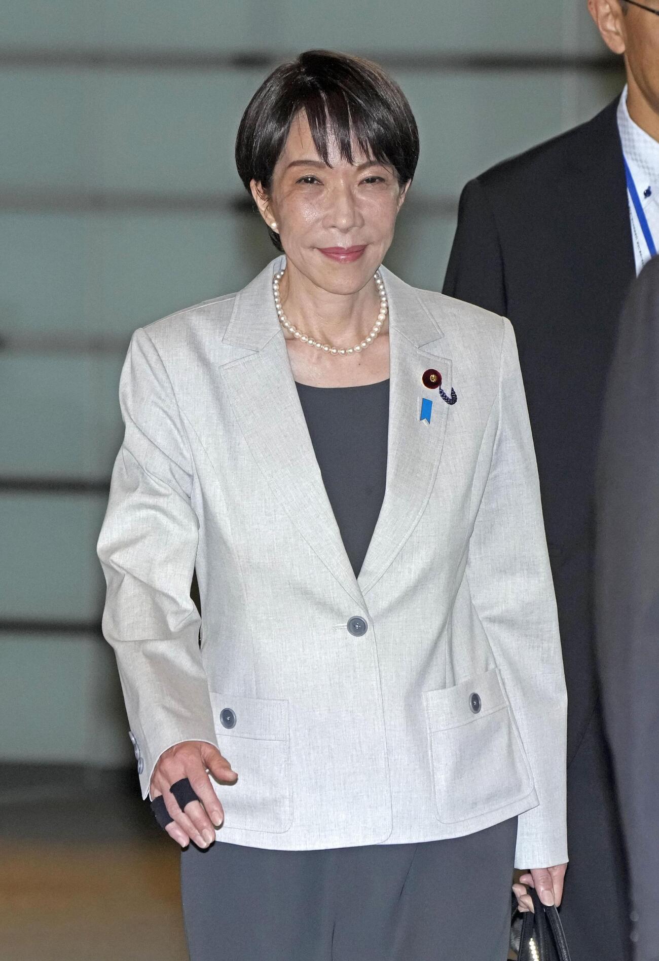 首相官邸に入る高市首相(共同)