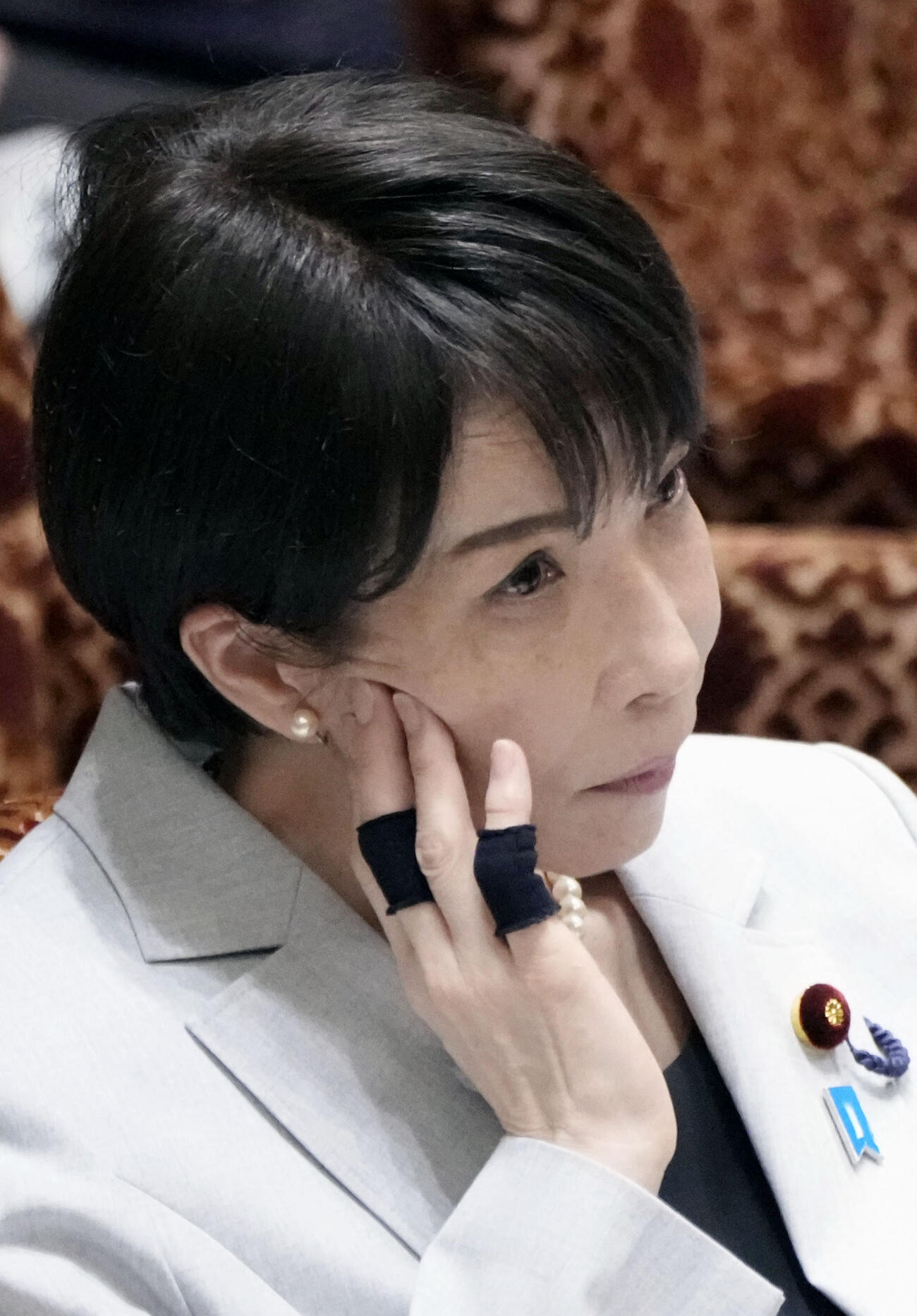 参院予算委の集中審議で、質問を聞く高市首相(共同)