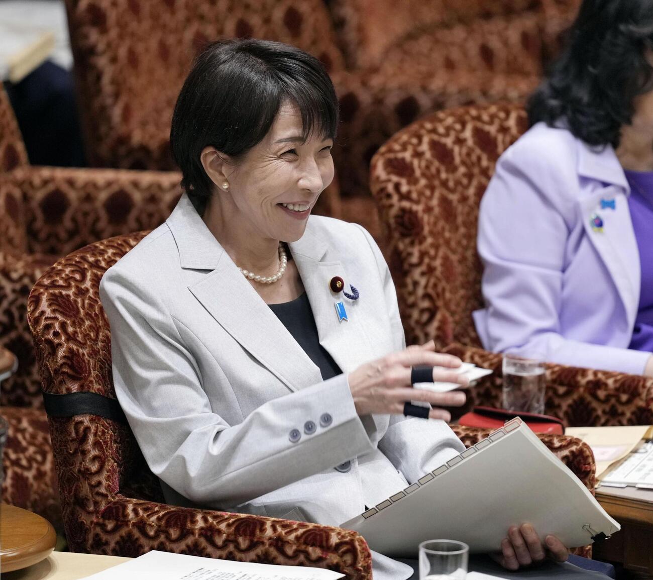 参院予算委の集中審議で、笑顔を見せる高市首相（共同）