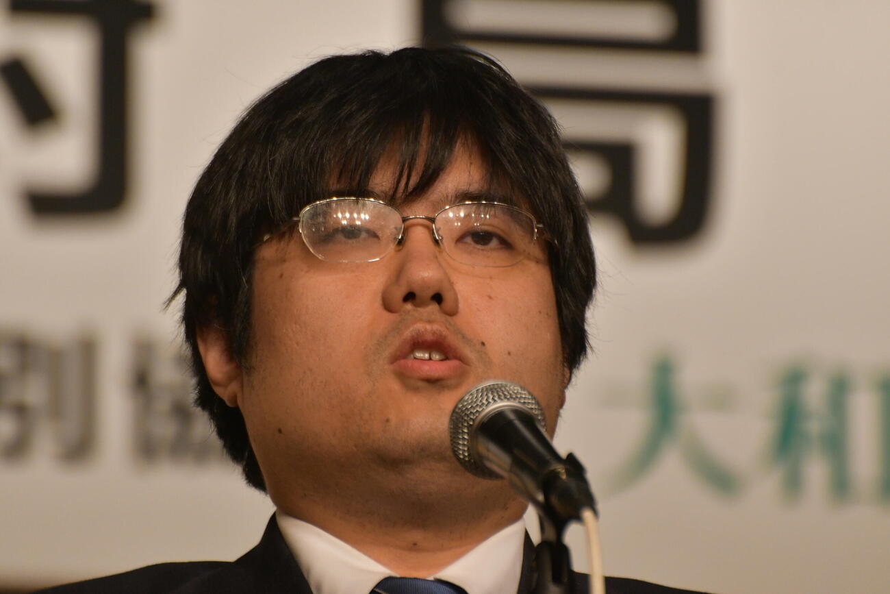 2026年04月07日、初めての登場となる名人戦の第1局前夜祭で決意を表明する糸谷哲郎八段