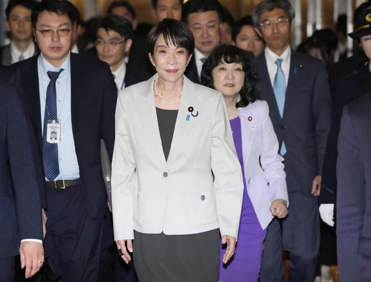 2026年度当初予算が成立し、各党の控室にあいさつに向かう高市首相（共同）