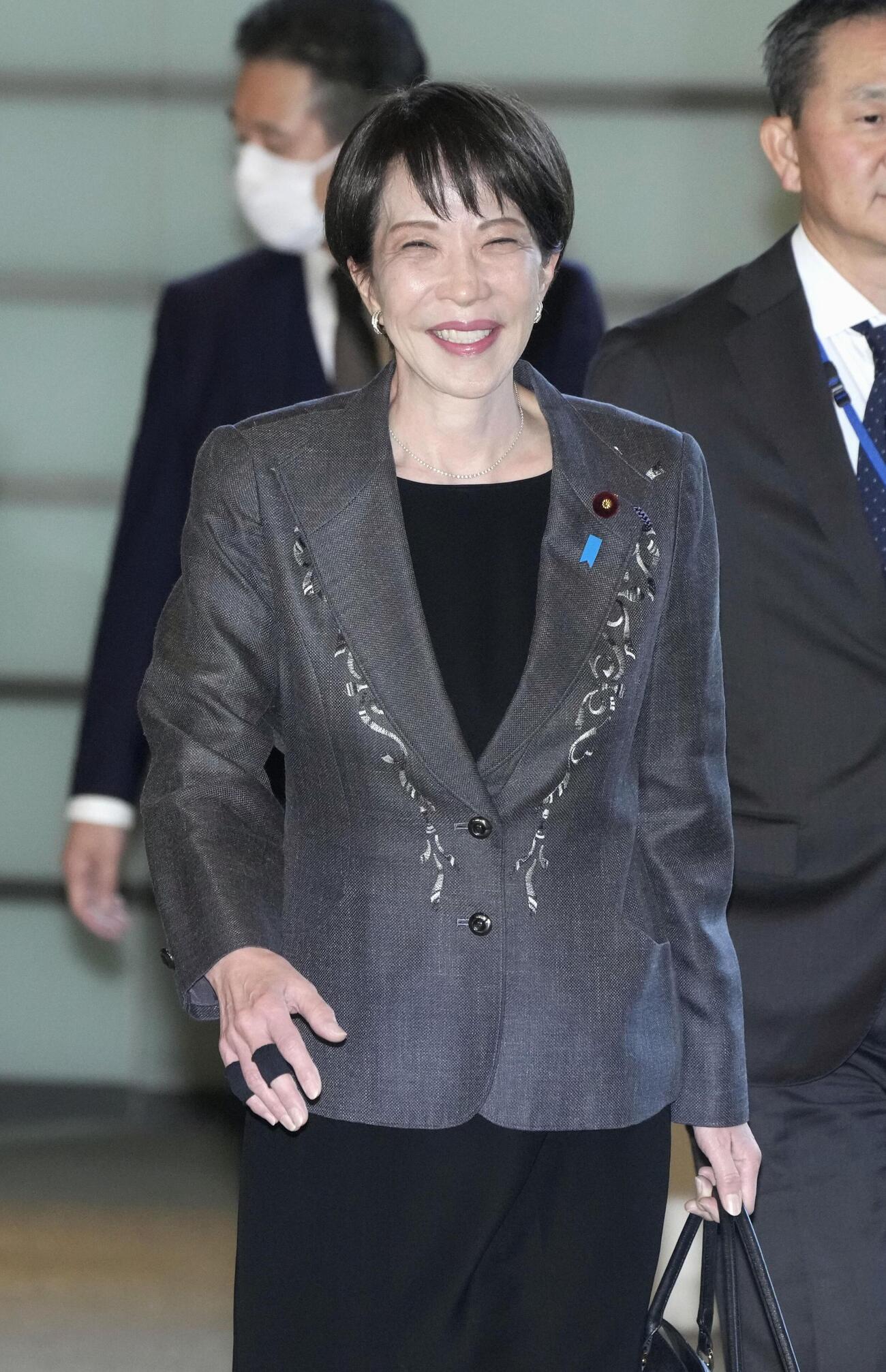 首相官邸に入る高市首相（共同）