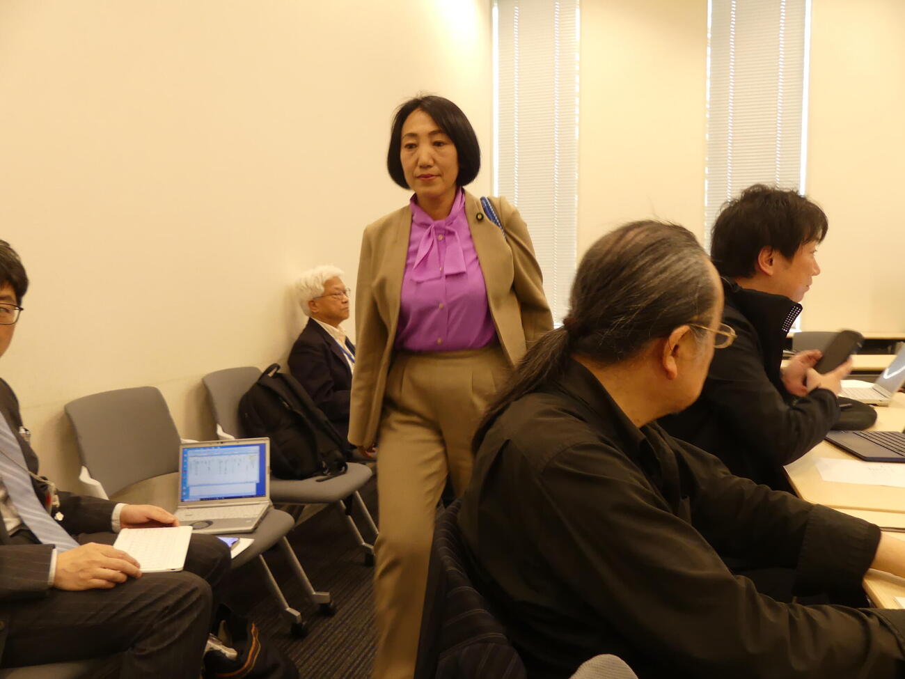 福島瑞穂党首の新党首発表記者会見で、発言の機会が認められず、途中で退席する社民党の大椿裕子氏（2026年4月6日撮影）