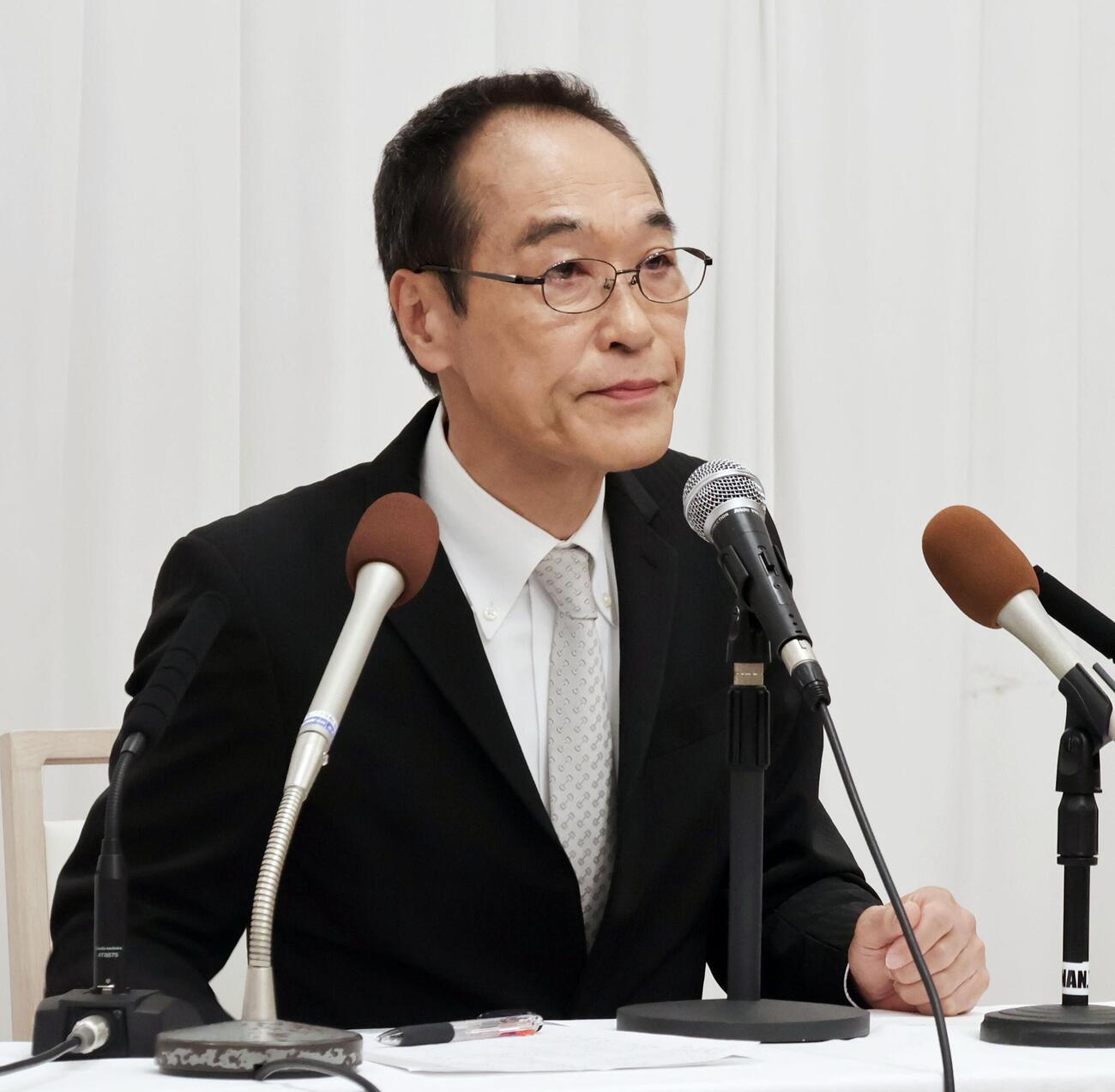 記者会見で来年の宮崎県知事選に立候補を表明した東国原英夫氏（共同）