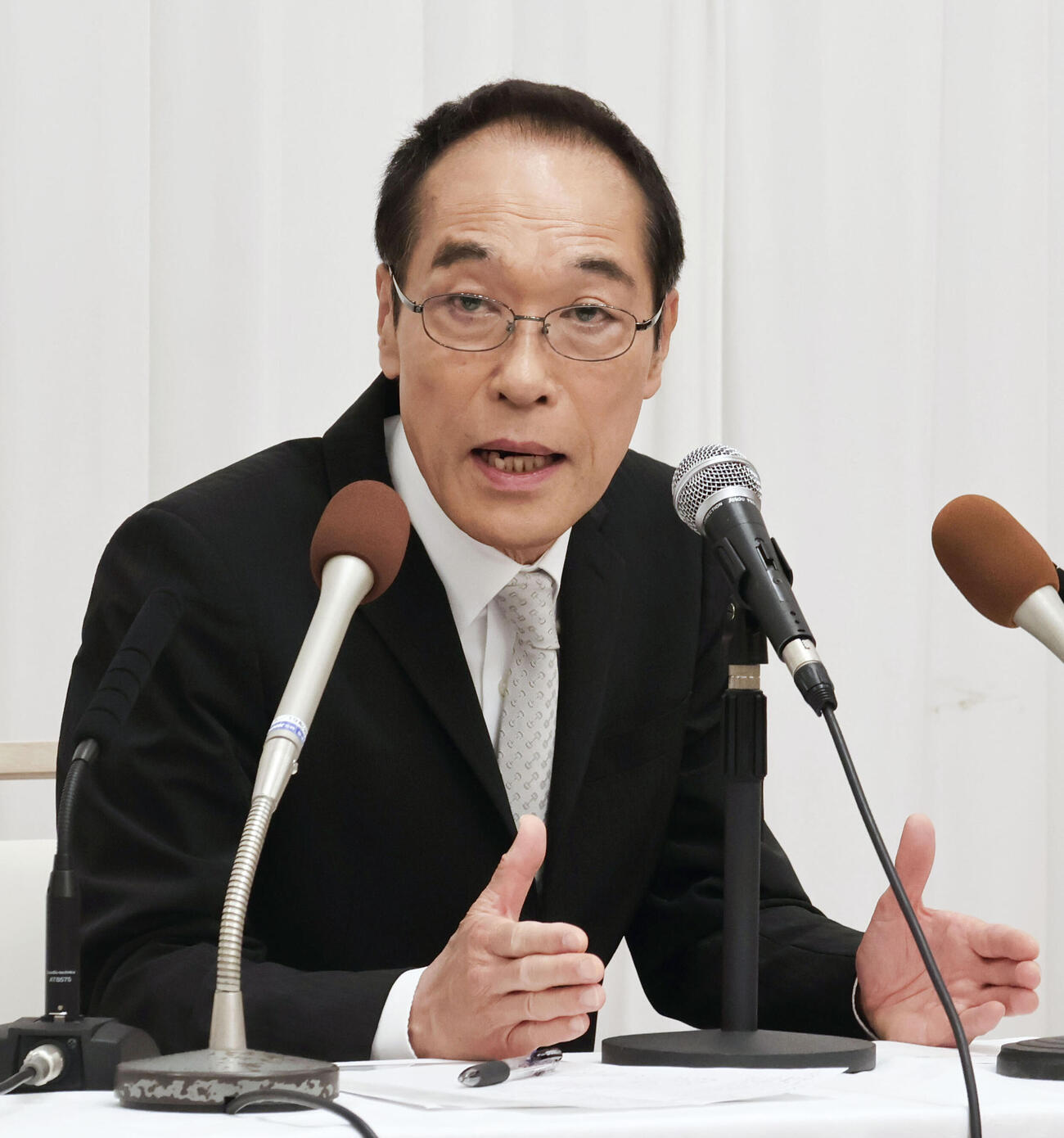 記者会見で来年の宮崎県知事選に立候補を表明した東国原英夫氏＝9日午前、宮崎市（共同）