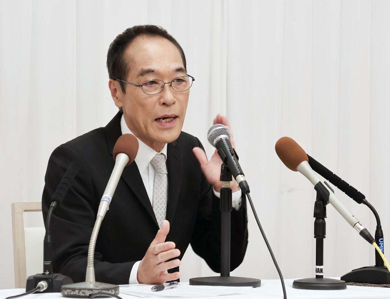 記者会見で来年の宮崎県知事選に立候補を表明した東国原英夫氏（共同）