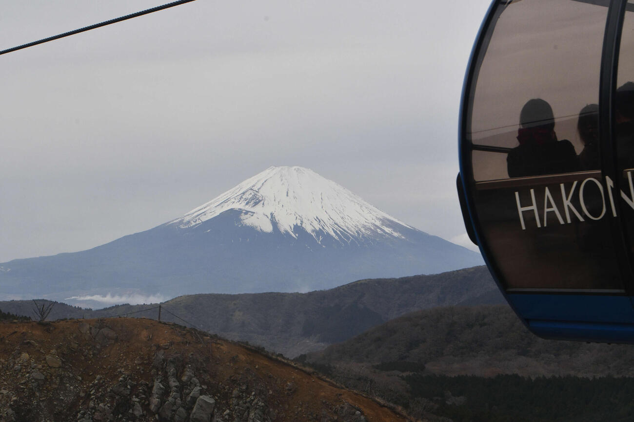 「箱根ロープウェイ」で早雲山から大涌谷へと向かう右手に広がる富士山