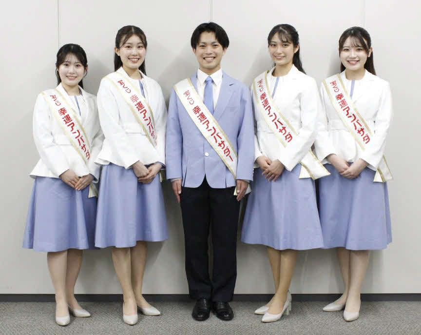 「令和8年度　宝くじ幸運アンバサダー」の吉田梨乃さん、岳川梨理香さん、篠原悠悟さん、志賀愛咲さん、池田彩菜さん（左から）
