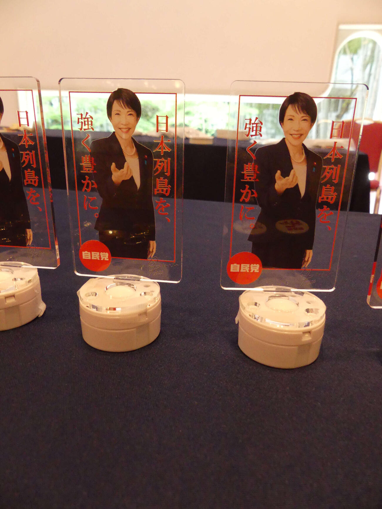 v自民党大会会場に初登場した「ガチャガチャ」で、「超大当たり」商品として用意された高市早苗首相のボイス付きアクスタ（撮影・中山知子）