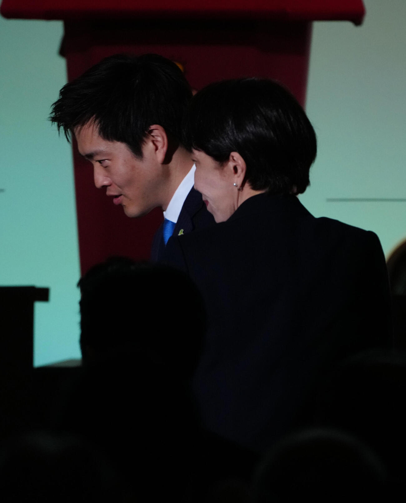高市早苗首相（右）にあいさつする日本維新の会の吉村洋文代表（代表撮影）