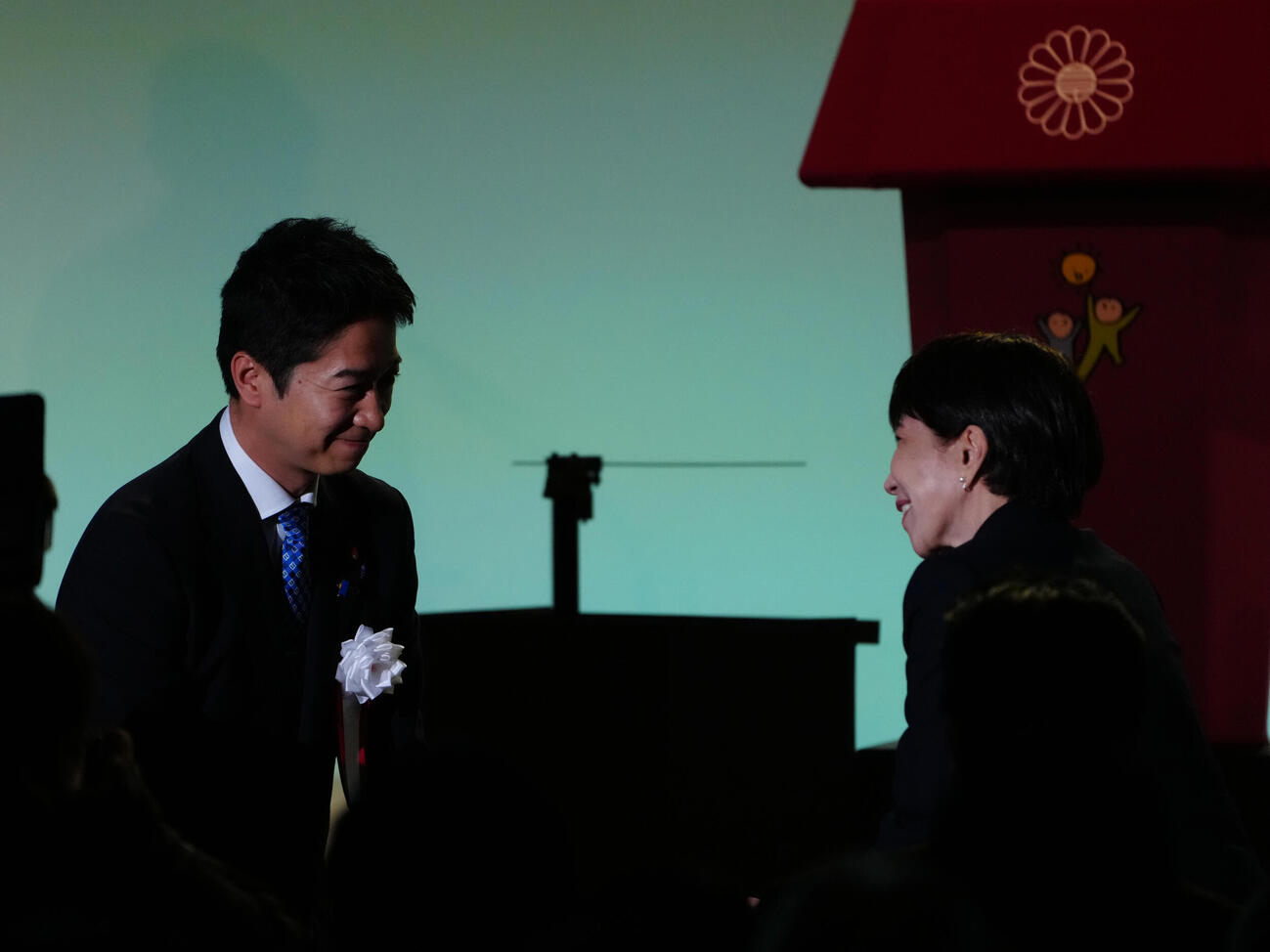 高市早苗首相（右）にあいさつする日本維新の会の藤田文武共同代表（代表撮影）