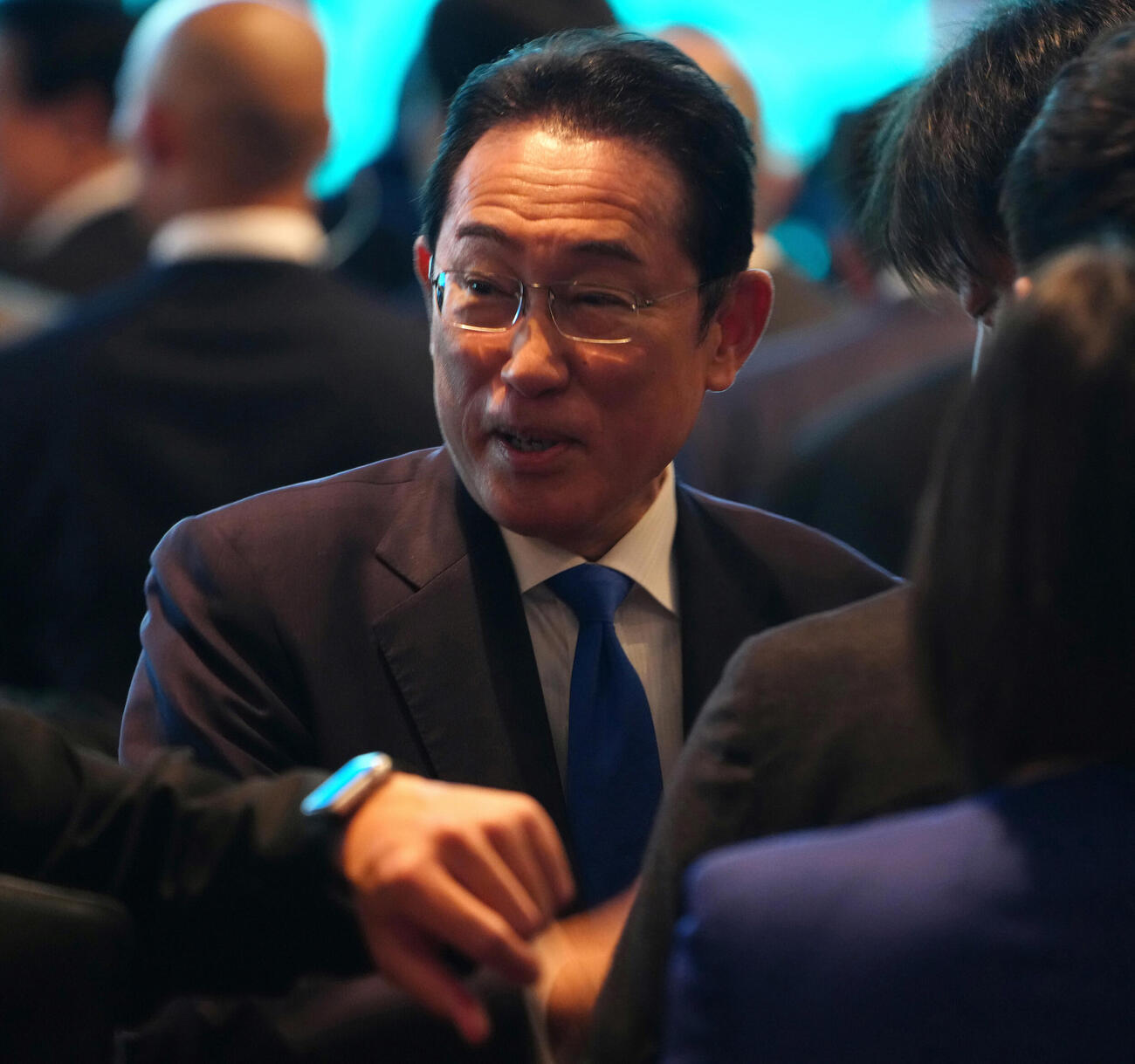 笑顔であいさつを交わす岸田文雄元首相（代表撮影）