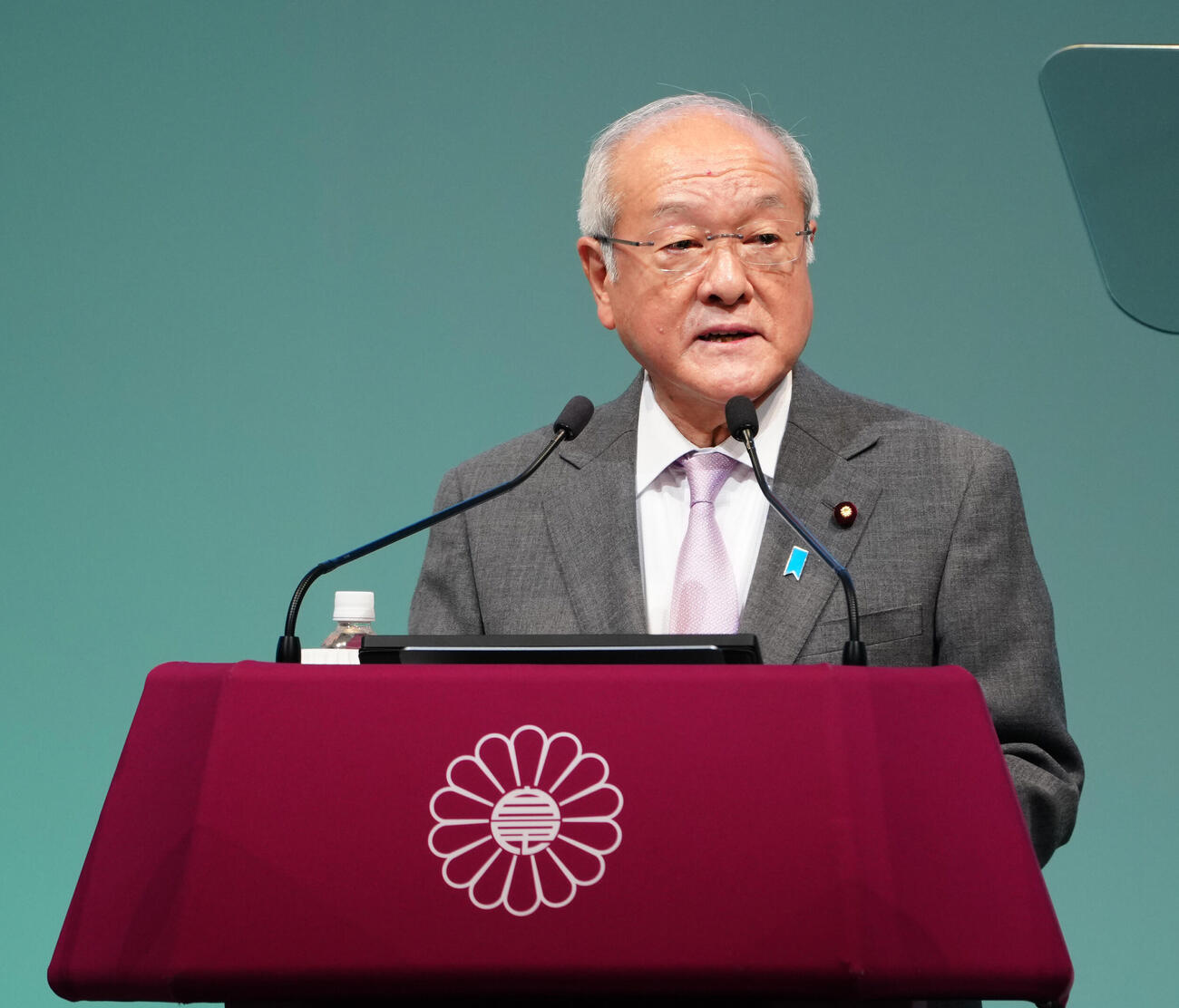 党務報告をする鈴木俊一幹事長（代表撮影）