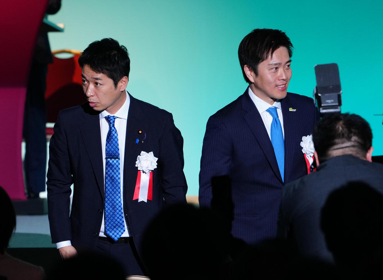 紹介を受ける日本維新の会・吉村洋文代表（右）、藤田文武共同代表（代表撮影）