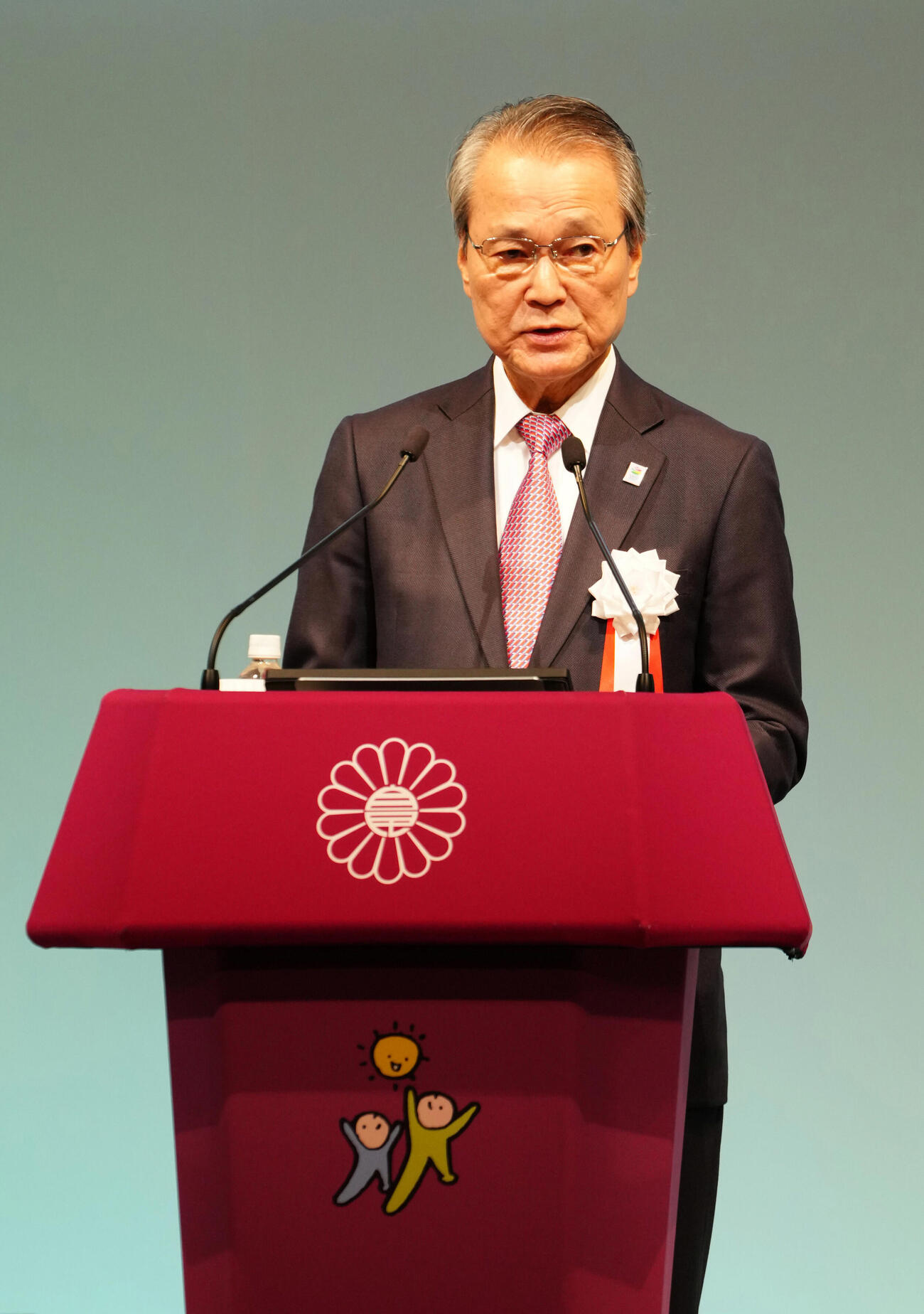 第93回自民党大会であいさつする経団連の筒井義信会長（代表撮影）