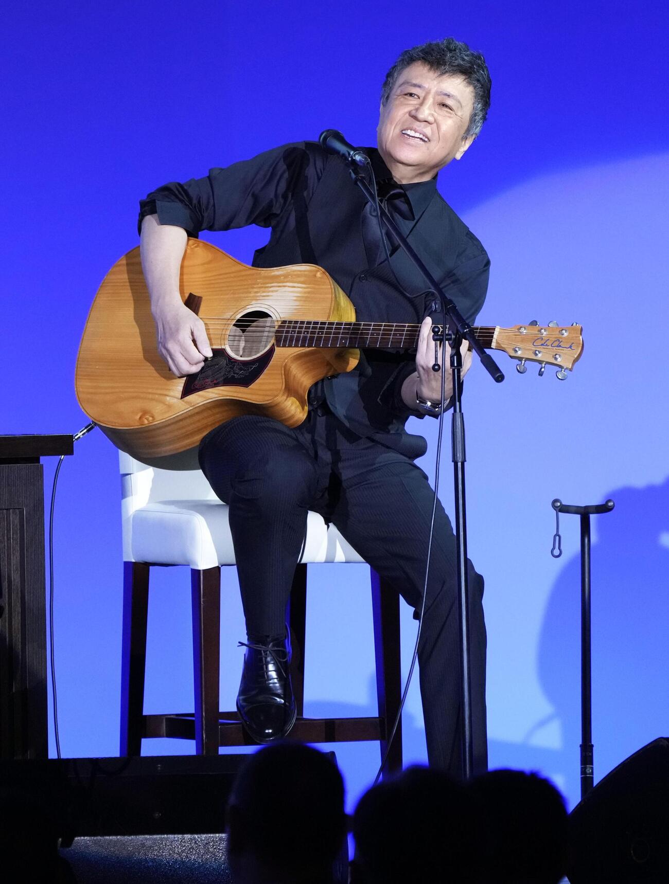 自民党大会に特別ゲストとして登場し、弾き語りする音楽家の世良公則さん（共同）
