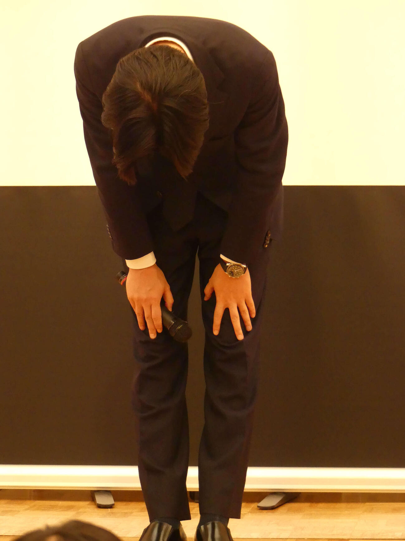 練馬区長選で敗れ、集まった支援者に頭を下げる尾島紘平氏（撮影・中山知子）