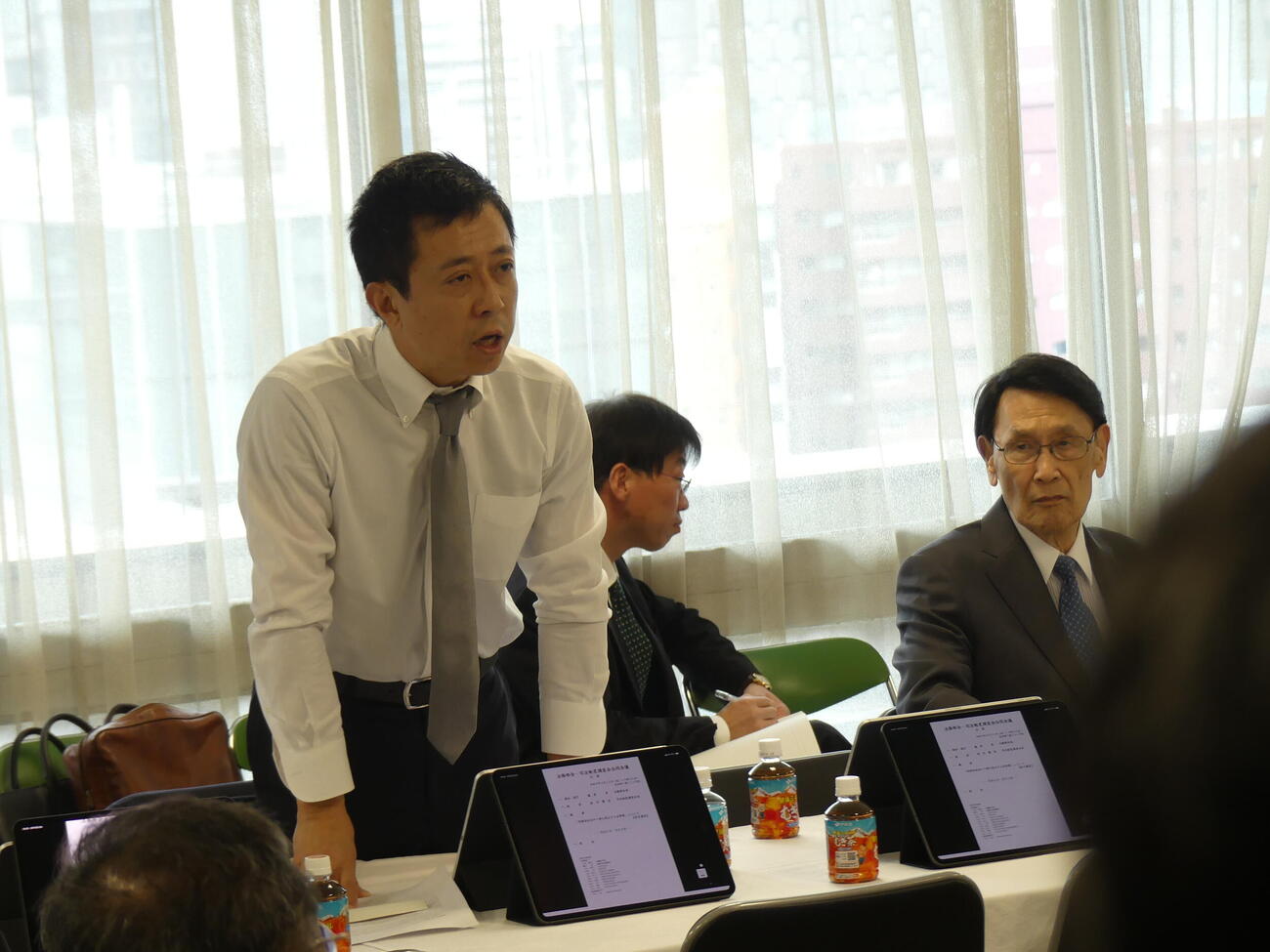怒りを込めて意見を述べる自民党の井出庸生衆院議員（撮影・中山知子）