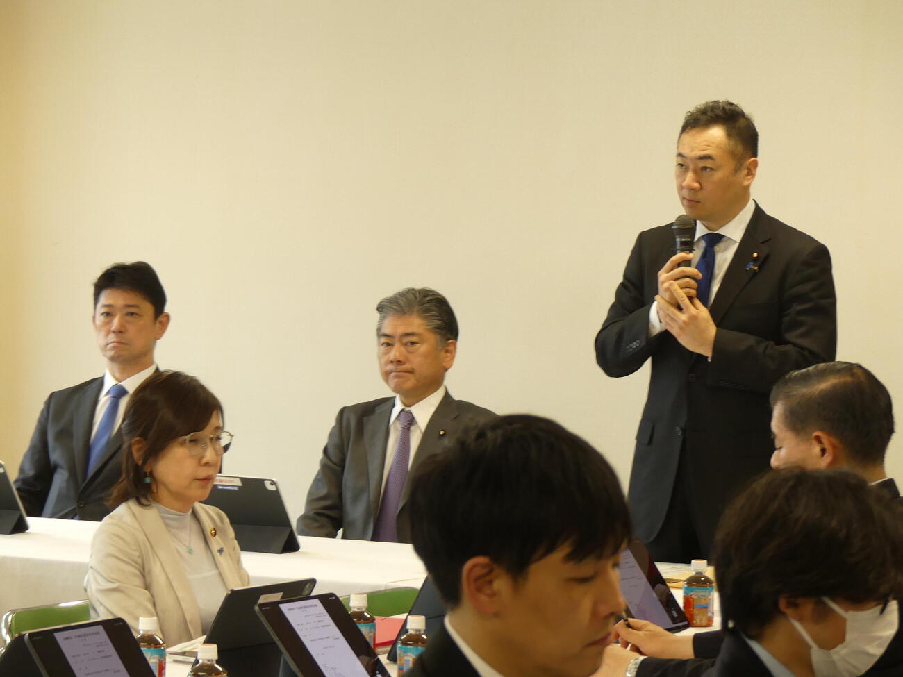 あいさつする鈴木馨祐前法相（右）。手前左は稲田朋美元防衛相（撮影・中山知子）