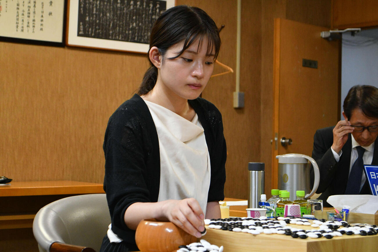 上野愛咲美女流名人に連敗して2期ぶりの復位は成らなかった藤沢里菜女流本因坊