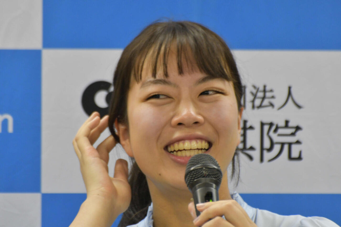 初防衛を果たして会見で笑顔を見せる上野愛咲美女流名人