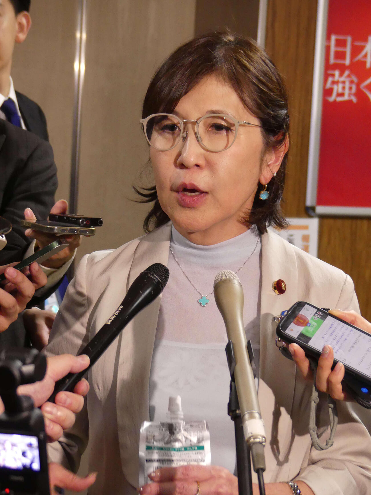 自民党の合同会議後、報道陣の取材に応じる稲田朋美元防衛相＝2026年4月15日