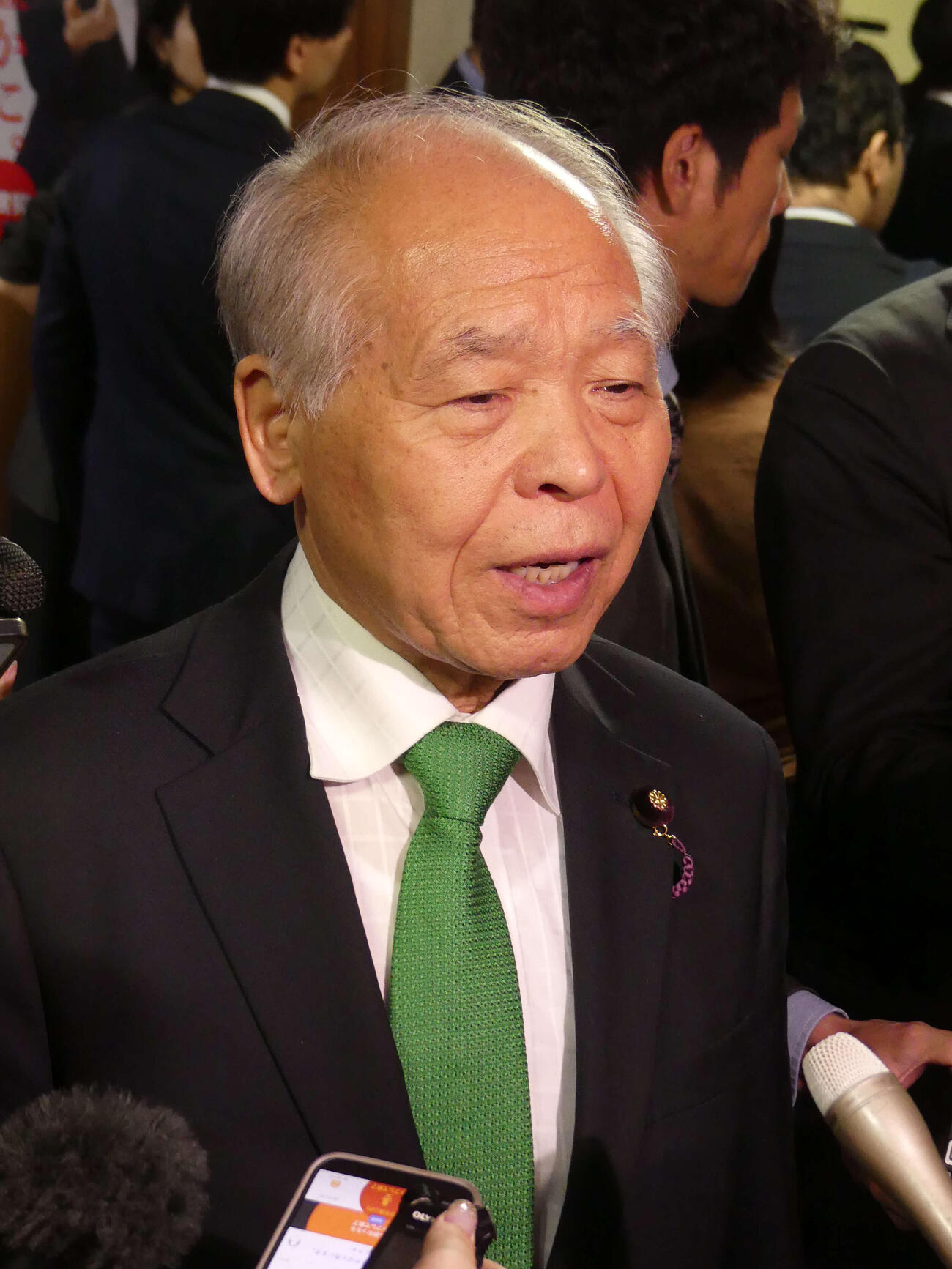 自民党の合同会議後、報道陣の取材に応じる鈴木宗男参院議員（撮影・中山知子）