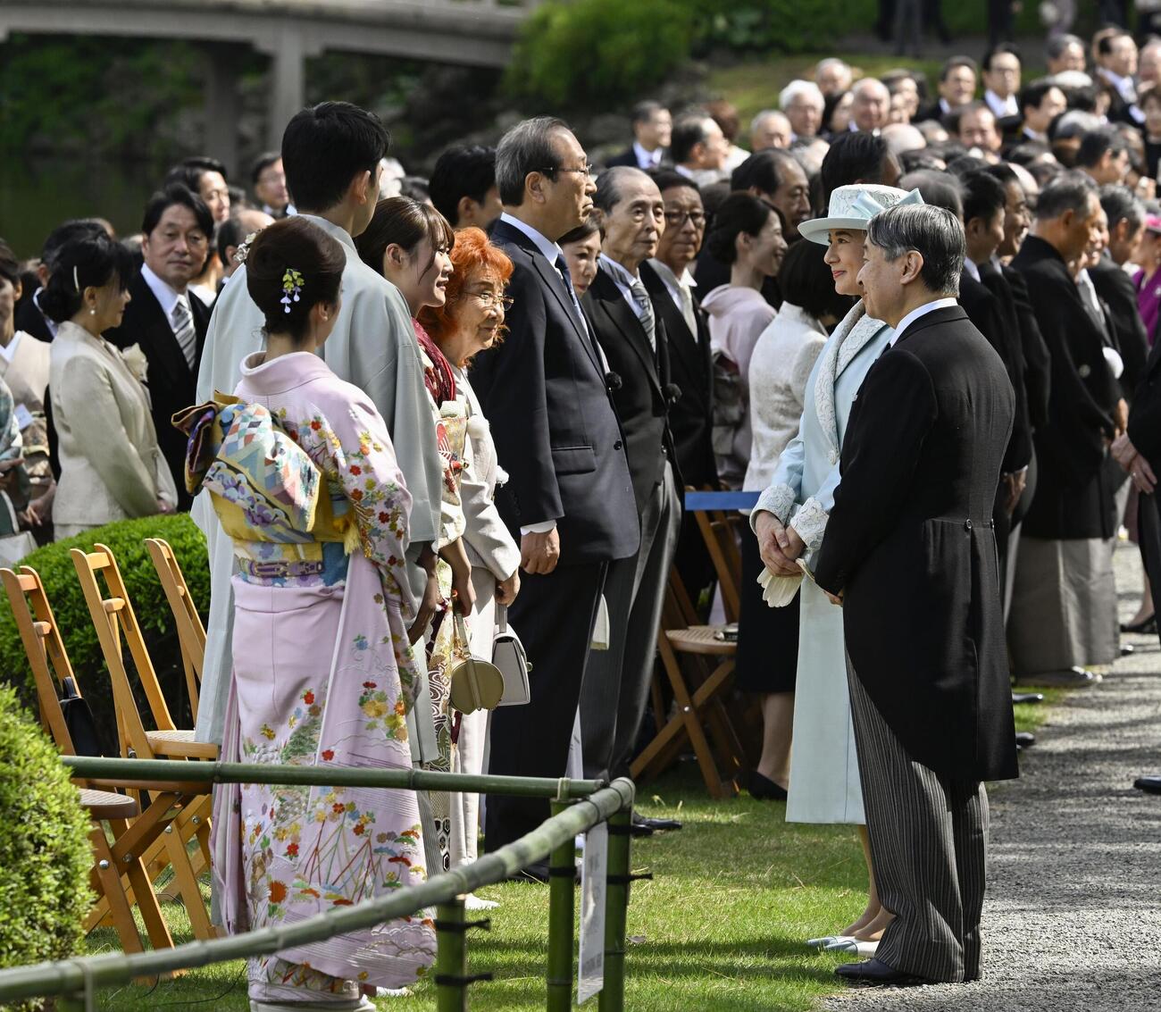 春の園遊会で、五輪スノーボードで金メダルの村瀬心椛（左手前から3人目）と言葉を交わされる天皇、皇后両陛下＝17日午後、東京・元赤坂の赤坂御苑(共同)