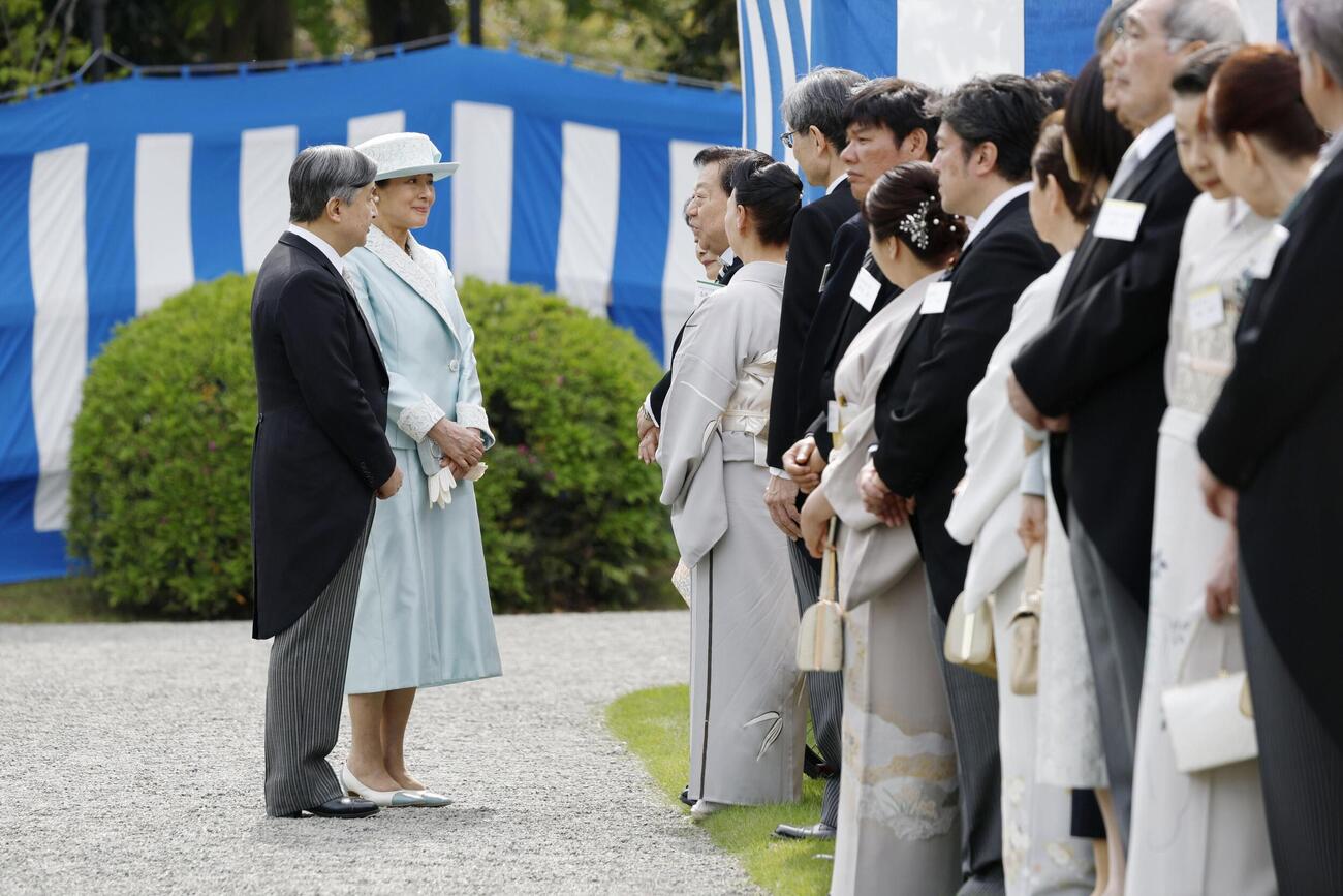春の園遊会で招待客と歓談される天皇、皇后両陛下＝17日午後、東京・元赤坂の赤坂御苑(共同)