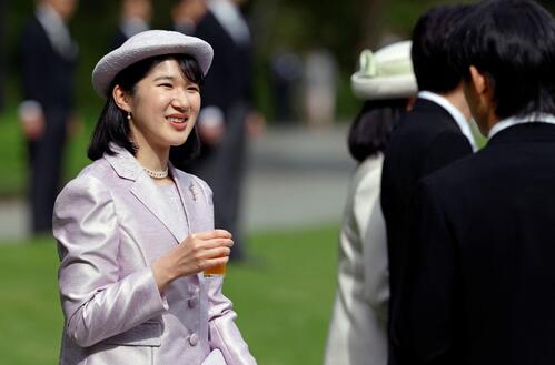 園遊会で薄紫色の衣装をまとい、招待客とご歓談される愛子さま（ロイター）