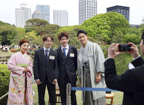 春の園遊会に招かれ、記念撮影するフィギュアスケートの左から三浦璃来、鍵山優真、森田真沙也、木原龍一（代表撮影）(共同)