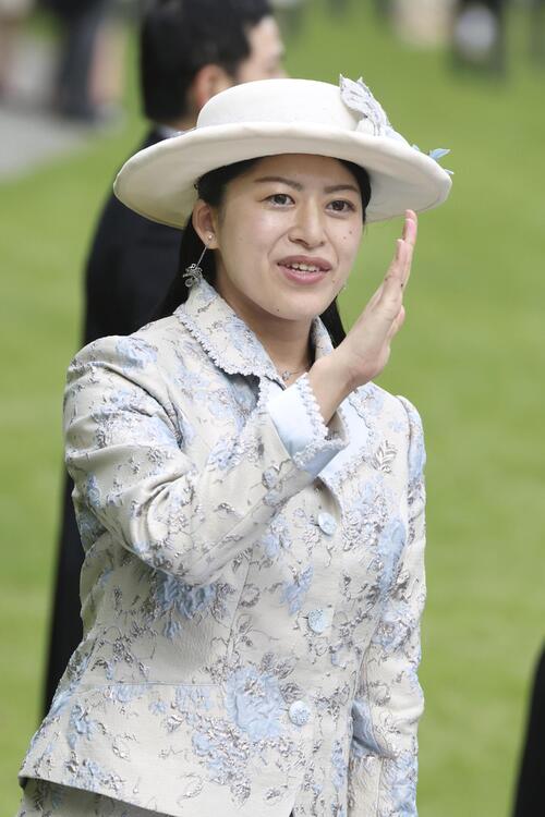 春の園遊会で招待客と歓談される高円宮家の長女承子さま＝17日午後、東京・元赤坂の赤坂御苑（代表撮影）(共同)