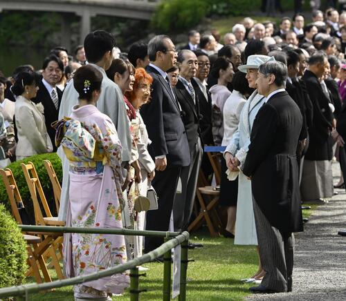 春の園遊会で、五輪スノーボードで金メダルの村瀬心椛（左手前から3人目）と言葉を交わされる天皇、皇后両陛下＝17日午後、東京・元赤坂の赤坂御苑(共同)