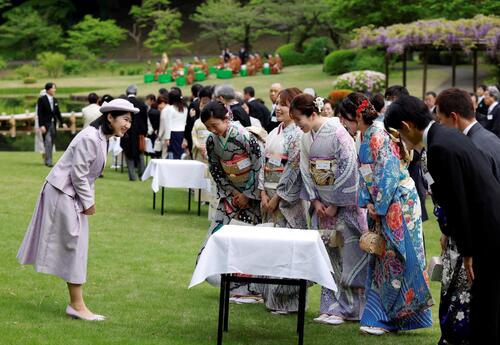 園遊会で薄紫色の衣装を着て、高木美帆さんらにお辞儀する愛子さま（ロイター）